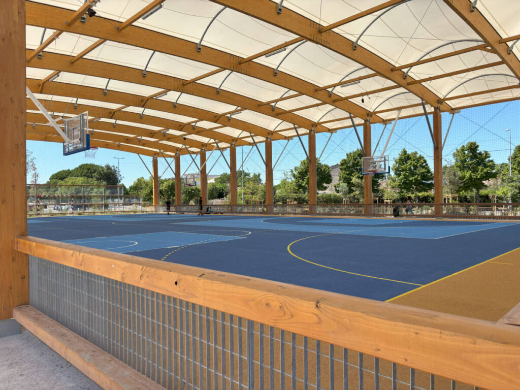 Construction of a sports courtyard in Avignon