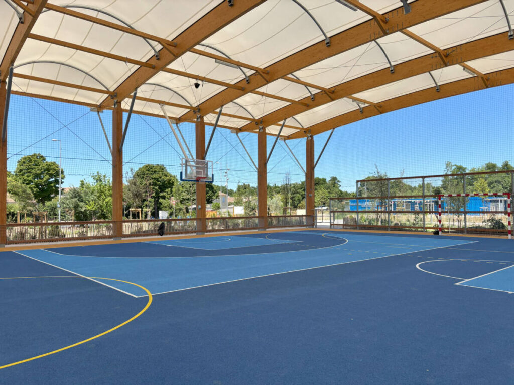 Construction of a sports courtyard in Avignon