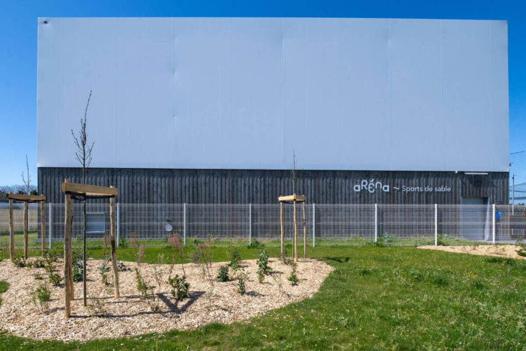 Construction of a 950 m² timber-framed building and temperate textile envelope in Saint-Martin-de-Ré