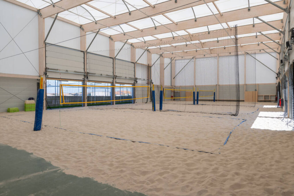 Construction of a 950 m² timber-framed building and temperate textile envelope in Saint-Martin-de-Ré