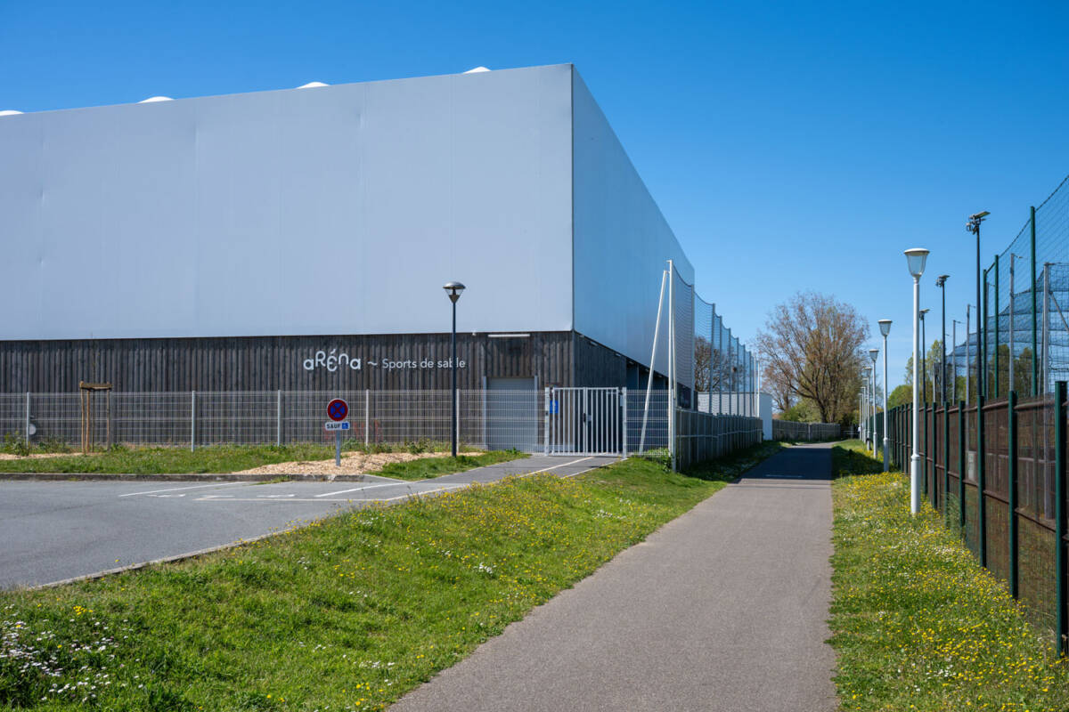 Construction of a 950 m² timber-framed building and temperate textile envelope in Saint-Martin-de-Ré