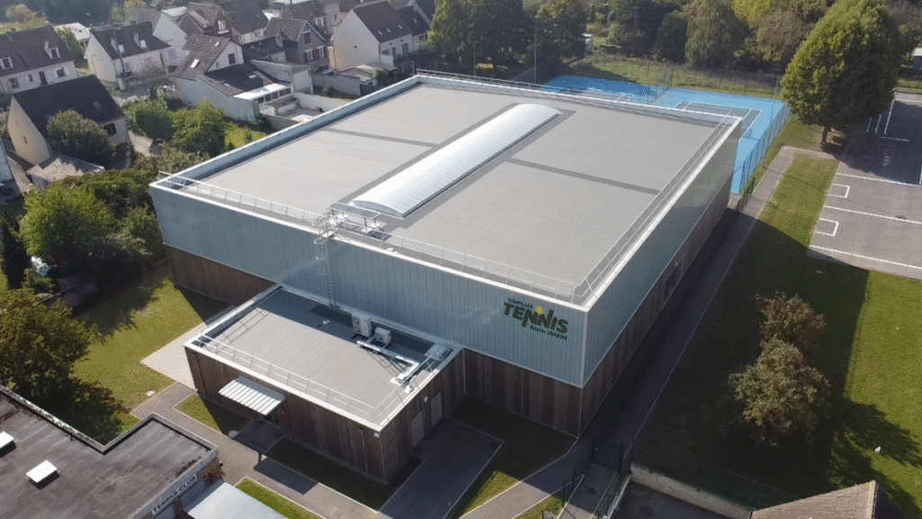 Construction of two indoor tennis courts in Margny-lès-Compiègne: wood-steel structure, insulated roof and wood-frame clubhouse.