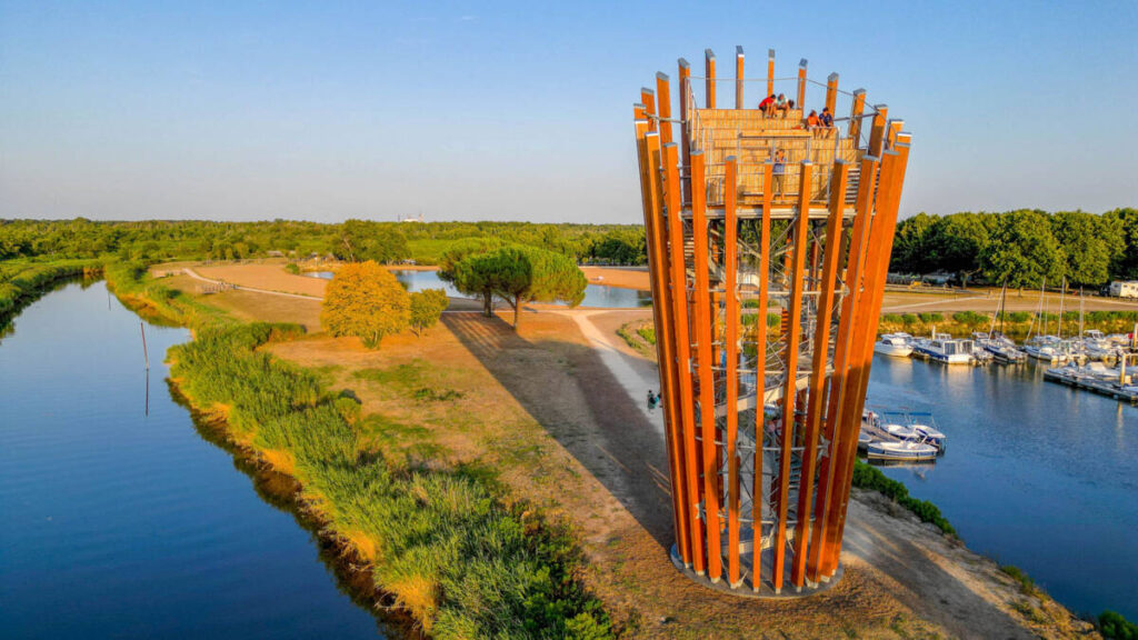 SMC2 has created the Port du Teich Belvedere, a timber-and-metal structure offering a unique panoramic view of the Arcachon Bay.