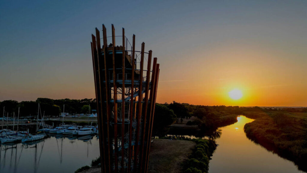 SMC2 has created the Port du Teich Belvedere, a timber-and-metal structure offering a unique panoramic view of the Arcachon Bay.