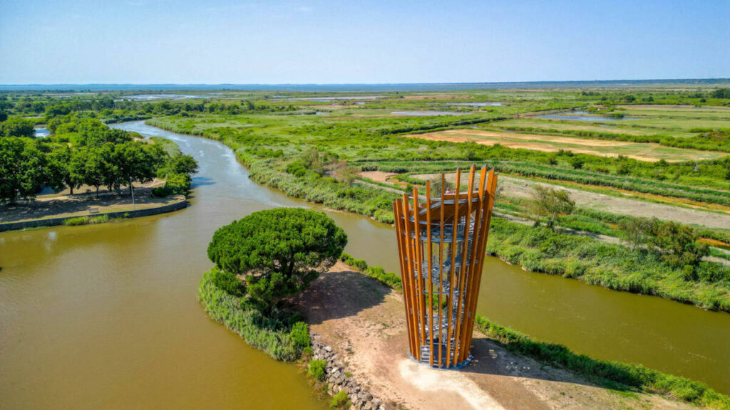 SMC2 has created the Port du Teich Belvedere, a timber-and-metal structure offering a unique panoramic view of the Arcachon Bay.