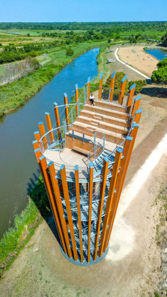 SMC2 has created the Port du Teich Belvedere, a timber-and-metal structure offering a unique panoramic view of the Arcachon Bay.