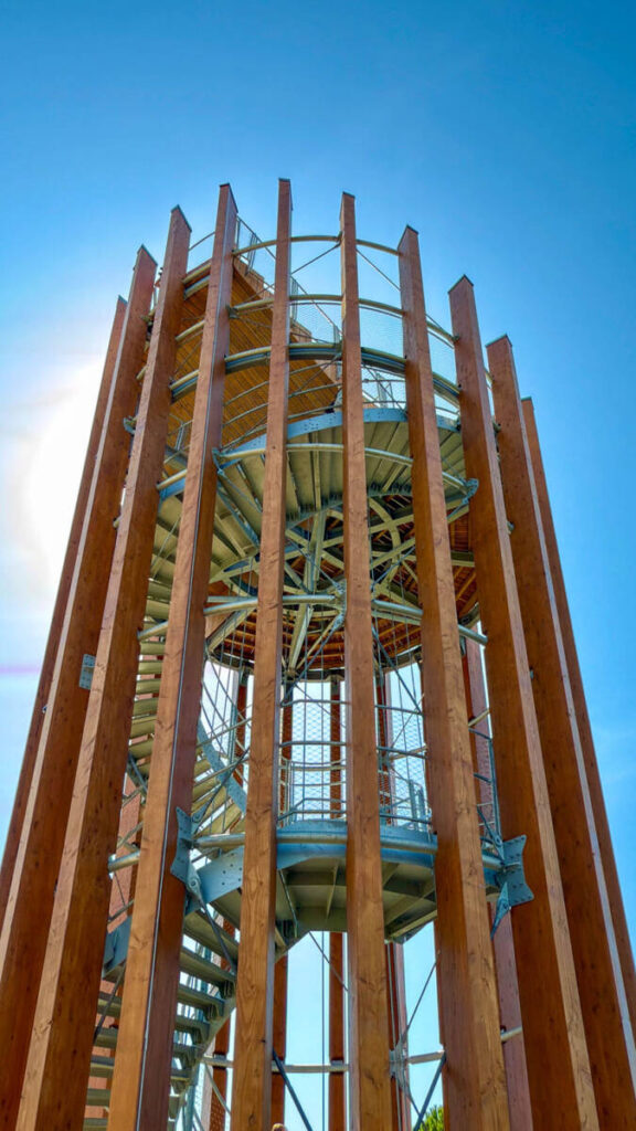 SMC2 has created the Port du Teich Belvedere, a timber-and-metal structure offering a unique panoramic view of the Arcachon Bay.