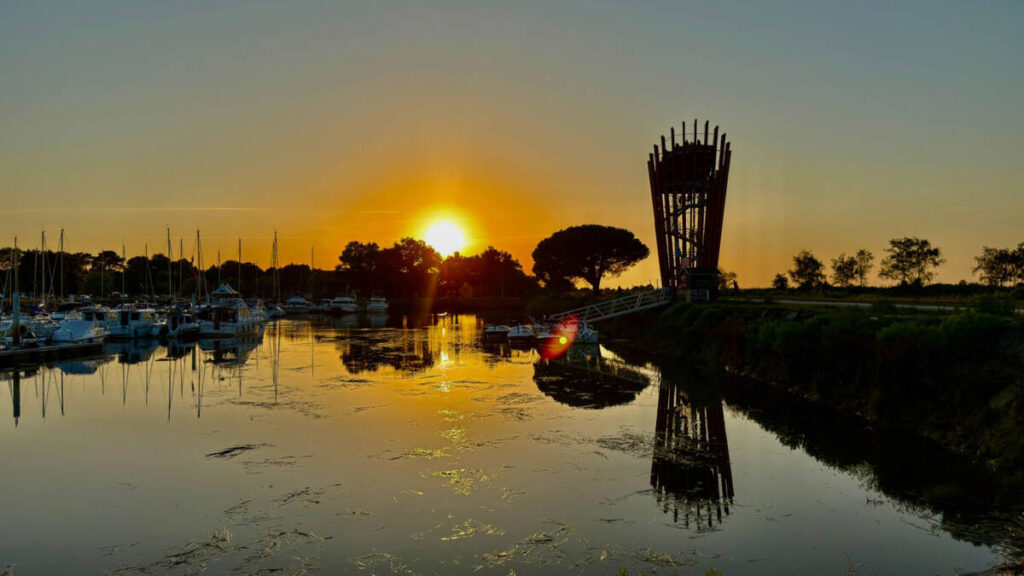 SMC2 has created the Port du Teich Belvedere, a timber-and-metal structure offering a unique panoramic view of the Arcachon Bay.
