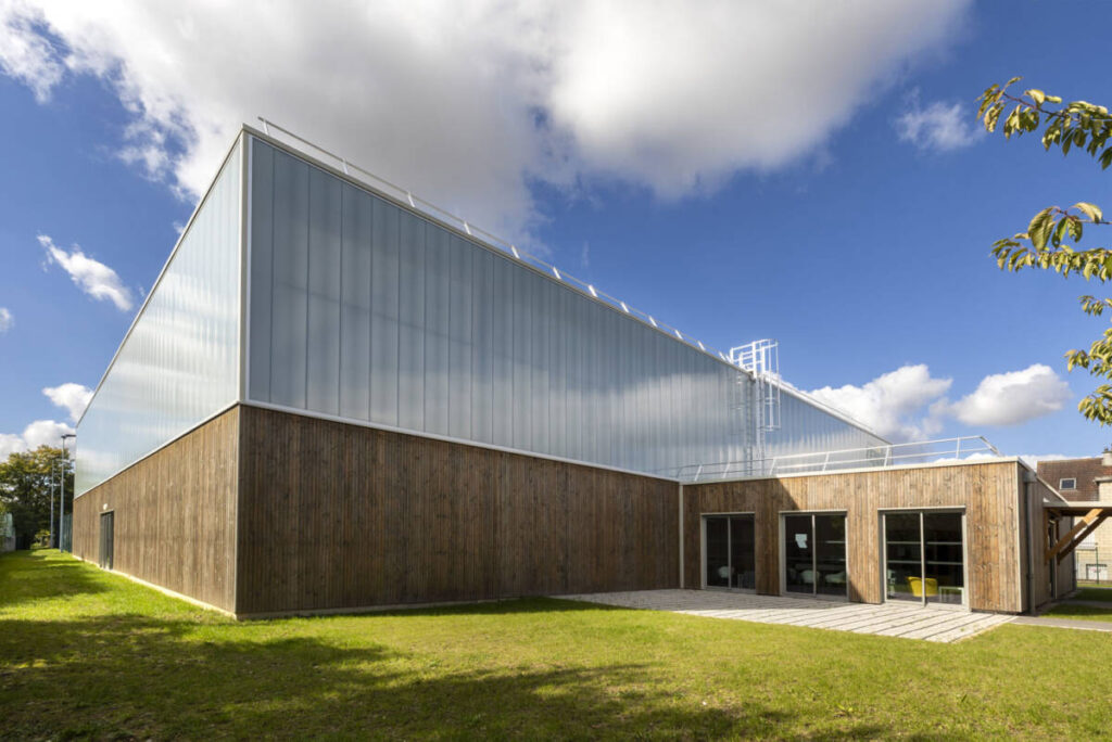Construction of two indoor tennis courts in Margny-lès-Compiègne: wood-steel structure, insulated roof and wood-frame clubhouse.