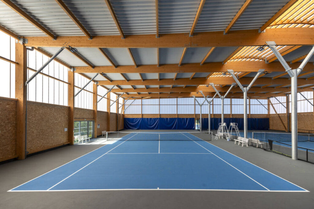 Construction of two indoor tennis courts in Margny-lès-Compiègne: wood-steel structure, insulated roof and wood-frame clubhouse.