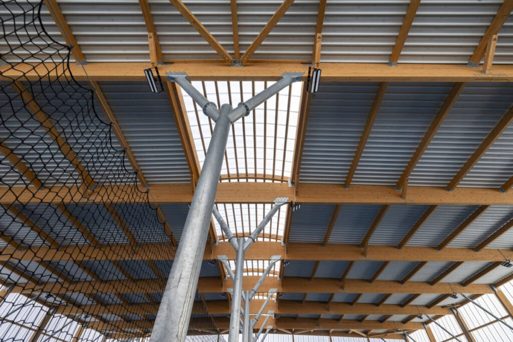 Construction of two indoor tennis courts in Margny-lès-Compiègne: wood-steel structure, insulated roof and wood-frame clubhouse.