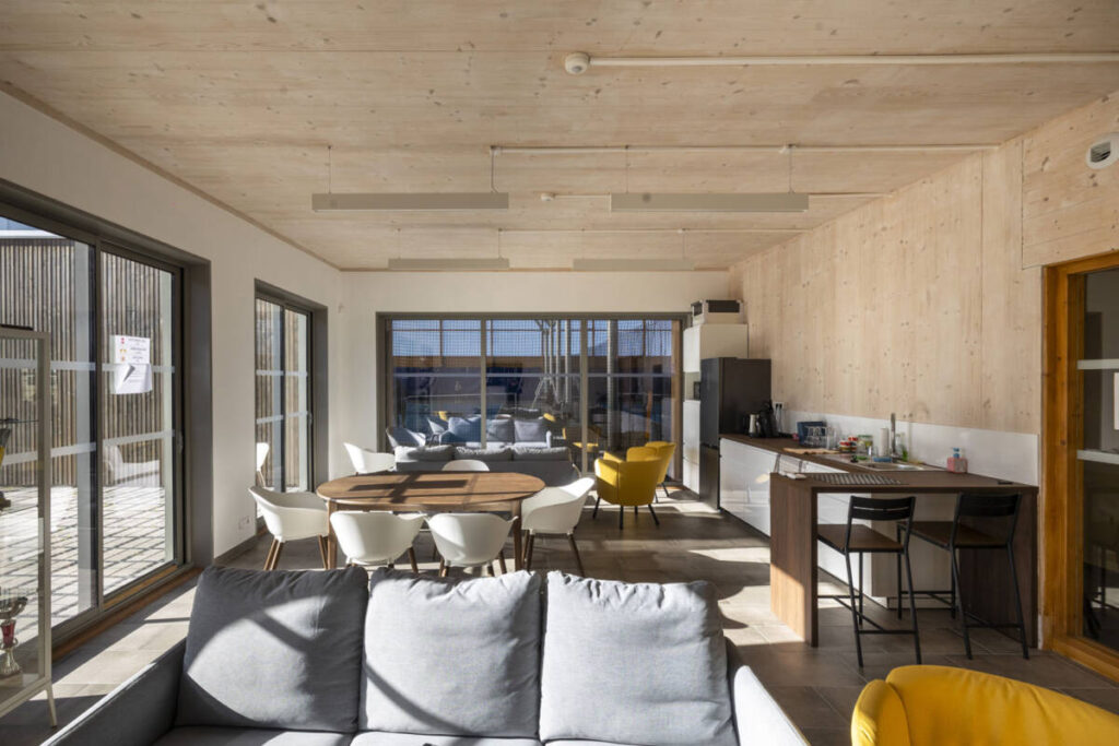 Construction of two indoor tennis courts in Margny-lès-Compiègne: wood-steel structure, insulated roof and wood-frame clubhouse.