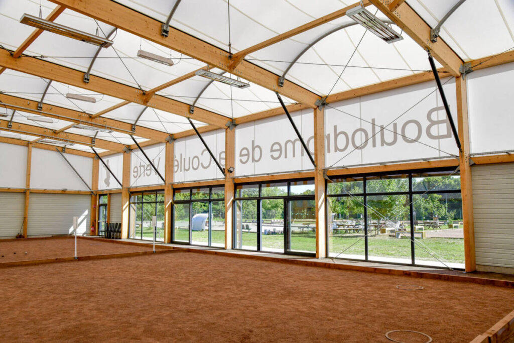 Climate-Controlled Boules Hall in Stiring-Wendel - FR : 16 lanes, acoustic wood siding, clubhouse, and modern facilities for pétanque play.