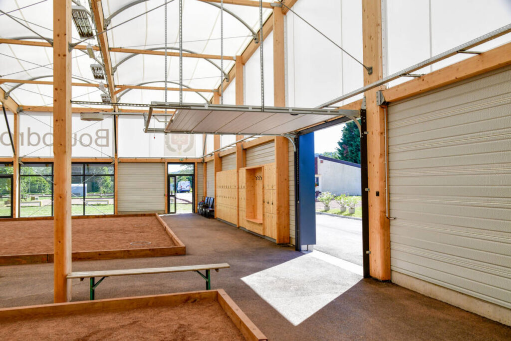 Climate-Controlled Boules Hall in Stiring-Wendel - FR : 16 lanes, acoustic wood siding, clubhouse, and modern facilities for pétanque play.