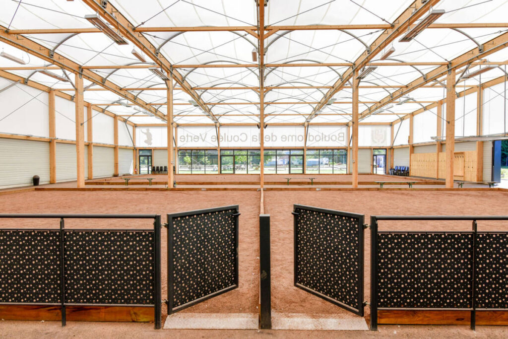 Climate-Controlled Boules Hall in Stiring-Wendel - FR : 16 lanes, acoustic wood siding, clubhouse, and modern facilities for pétanque play.
