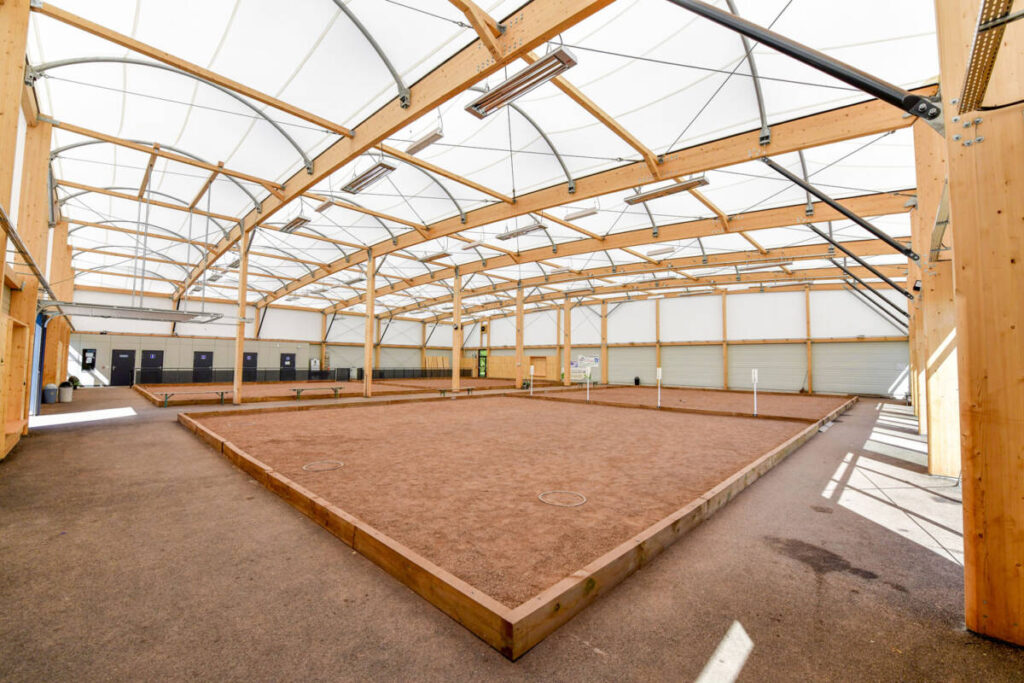 Climate-Controlled Boules Hall in Stiring-Wendel - FR : 16 lanes, acoustic wood siding, clubhouse, and modern facilities for pétanque play.