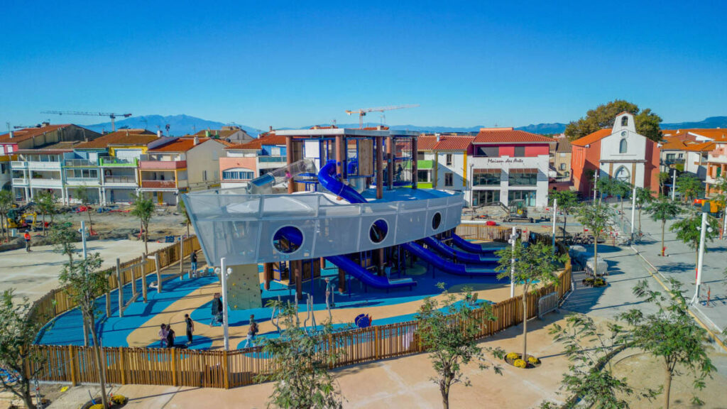 La Goélette in Le Barcarès: a bespoke, maritime-inspired playground featuring interactive structures, an inclusive design, and activities for all ages.
