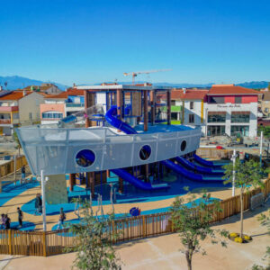 La Goélette in Le Barcarès: a bespoke, maritime-inspired playground featuring interactive structures, an inclusive design, and activities for all ages.