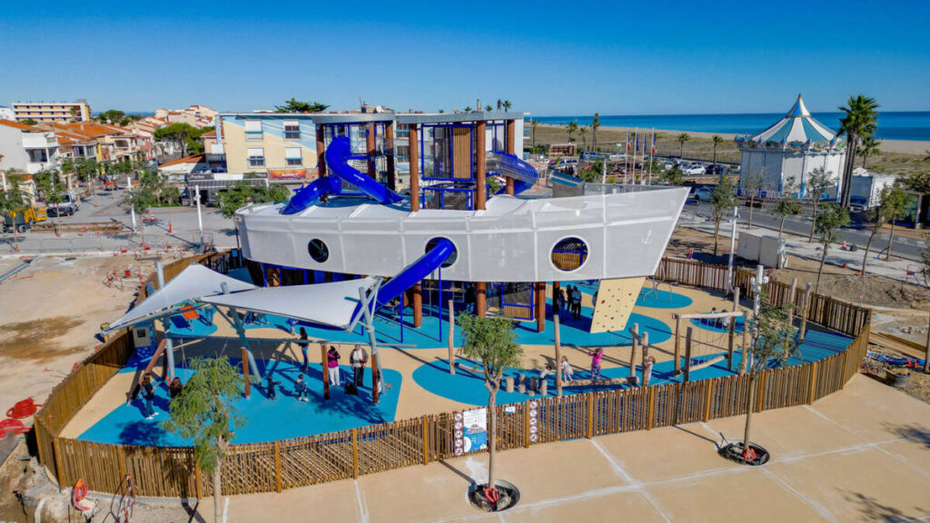 La Goélette in Le Barcarès: a bespoke, maritime-inspired playground featuring interactive structures, an inclusive design, and activities for all ages.