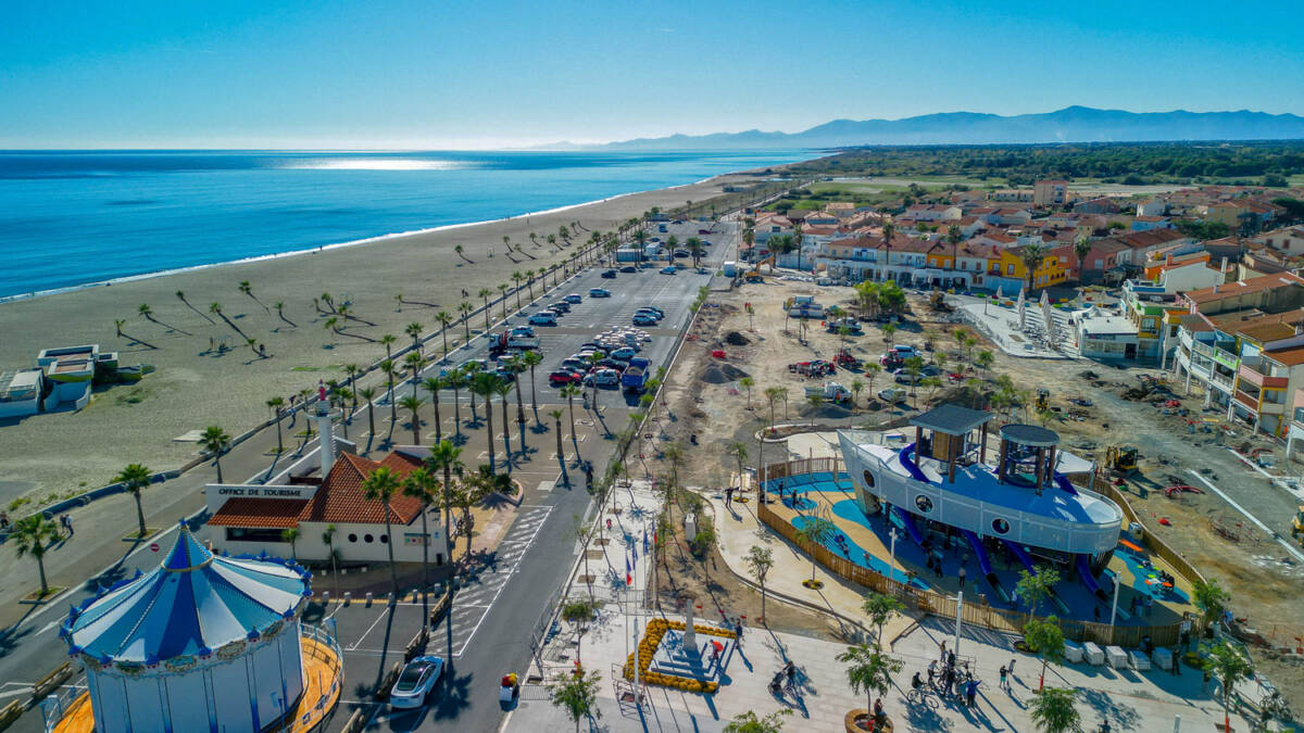La Goélette in Le Barcarès: a bespoke, maritime-inspired playground featuring interactive structures, an inclusive design, and activities for all ages.