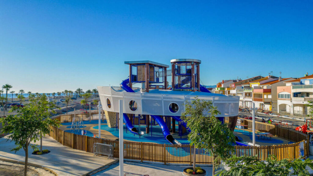 La Goélette in Le Barcarès: a bespoke, maritime-inspired playground featuring interactive structures, an inclusive design, and activities for all ages.