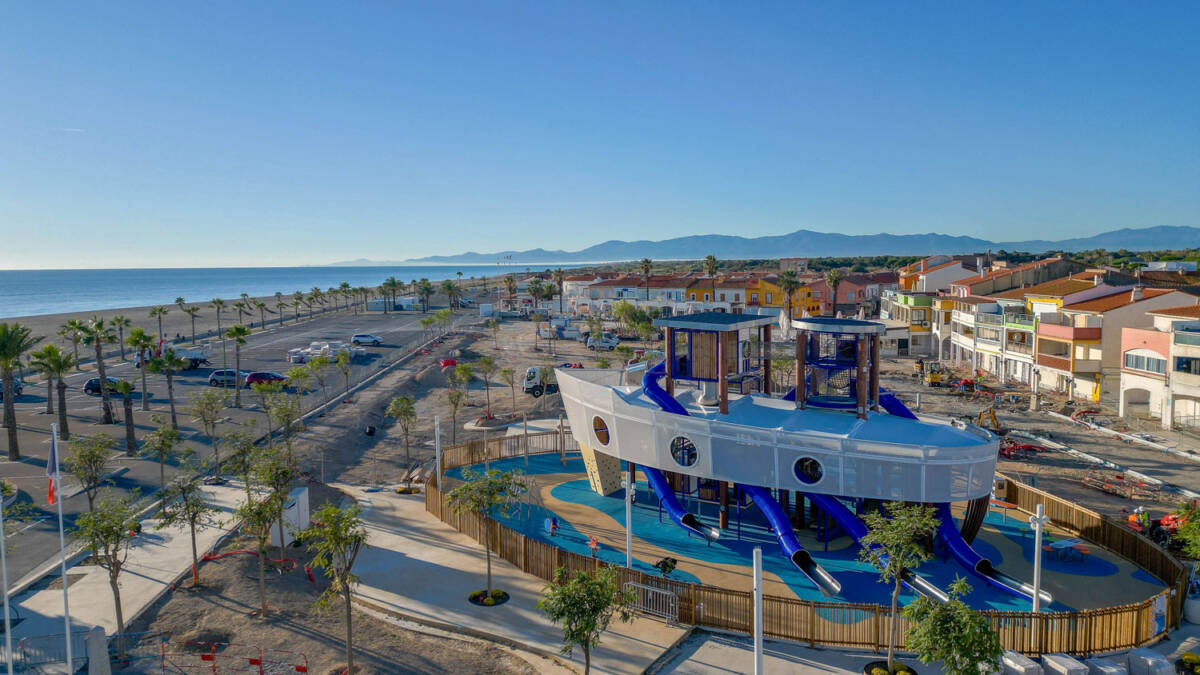La Goélette in Le Barcarès: a bespoke, maritime-inspired playground featuring interactive structures, an inclusive design, and activities for all ages.