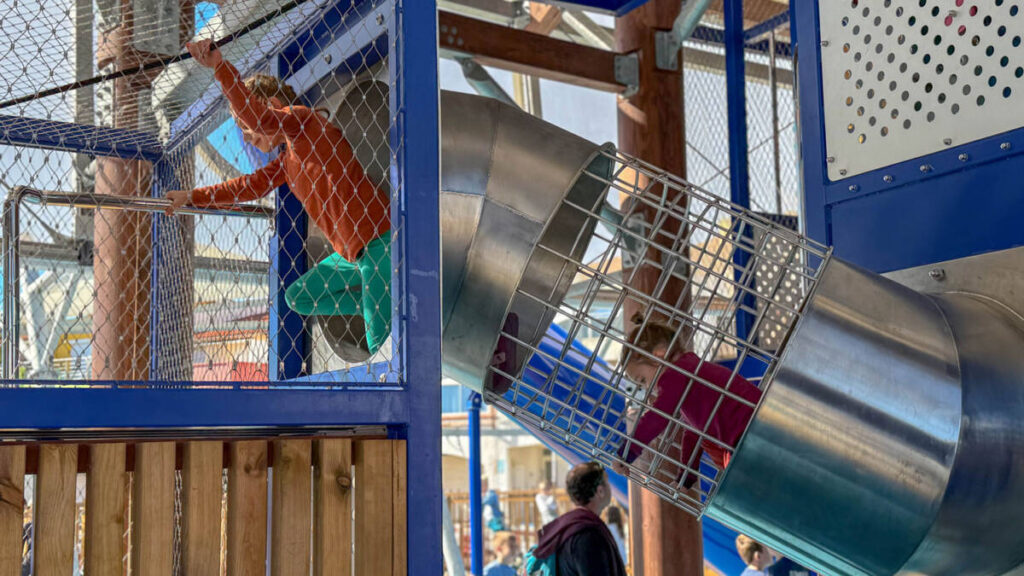 La Goélette in Le Barcarès: a bespoke, maritime-inspired playground featuring interactive structures, an inclusive design, and activities for all ages.