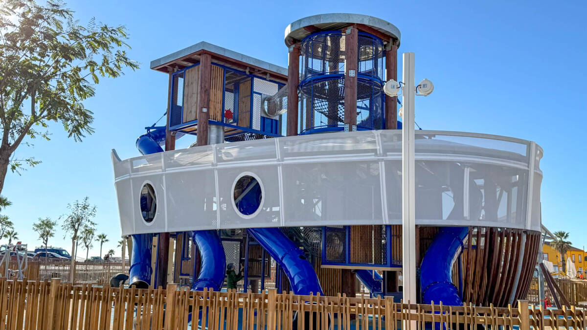 La Goélette in Le Barcarès: a bespoke, maritime-inspired playground featuring interactive structures, an inclusive design, and activities for all ages.