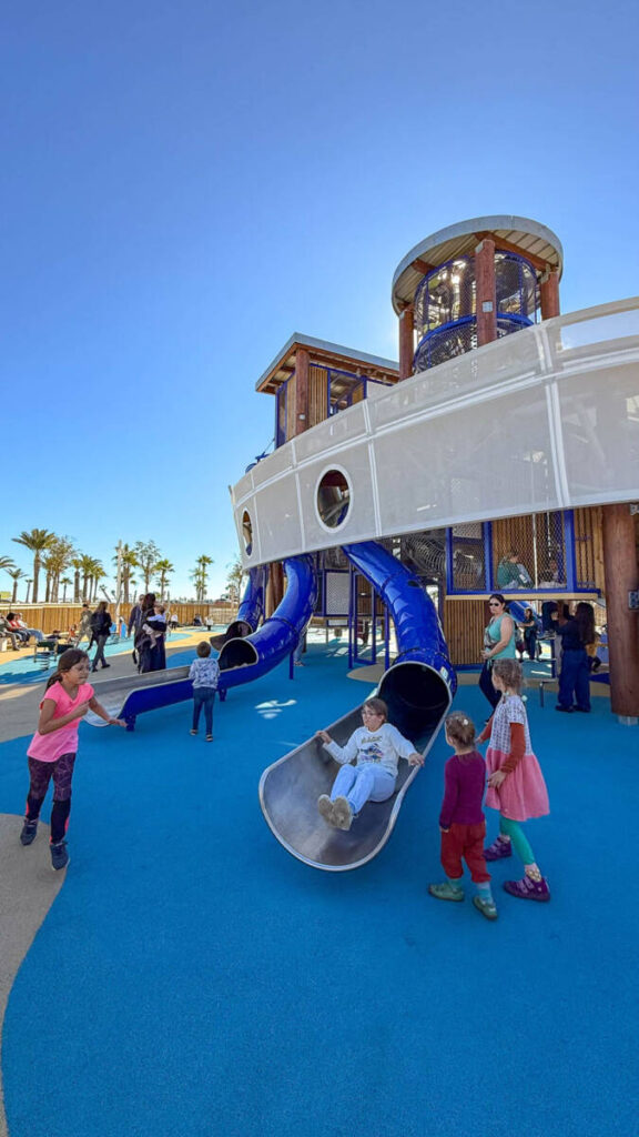 La Goélette in Le Barcarès: a bespoke, maritime-inspired playground featuring interactive structures, an inclusive design, and activities for all ages.