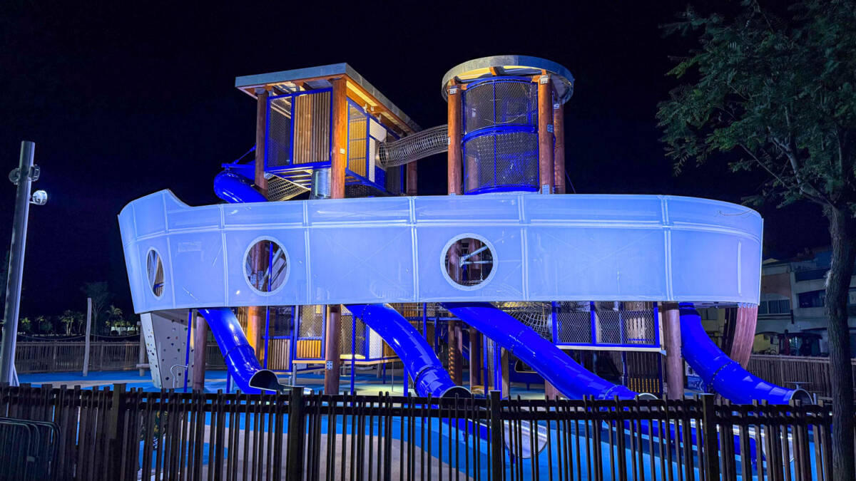 La Goélette in Le Barcarès: a bespoke, maritime-inspired playground featuring interactive structures, an inclusive design, and activities for all ages.