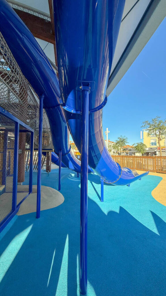 La Goélette in Le Barcarès: a bespoke, maritime-inspired playground featuring interactive structures, an inclusive design, and activities for all ages.