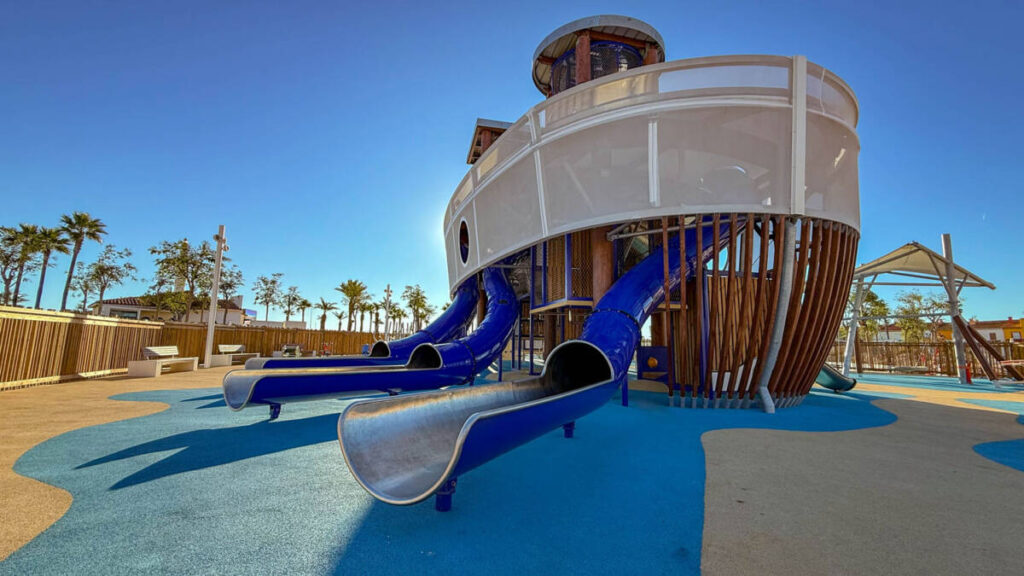 La Goélette in Le Barcarès: a bespoke, maritime-inspired playground featuring interactive structures, an inclusive design, and activities for all ages.