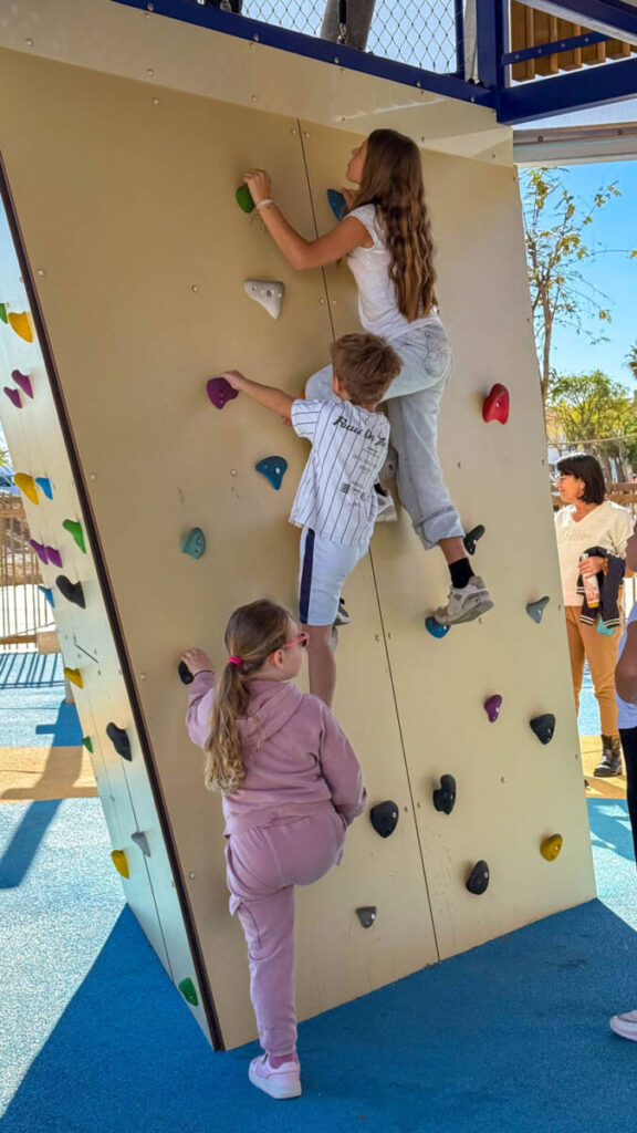 La Goélette in Le Barcarès: a bespoke, maritime-inspired playground featuring interactive structures, an inclusive design, and activities for all ages.