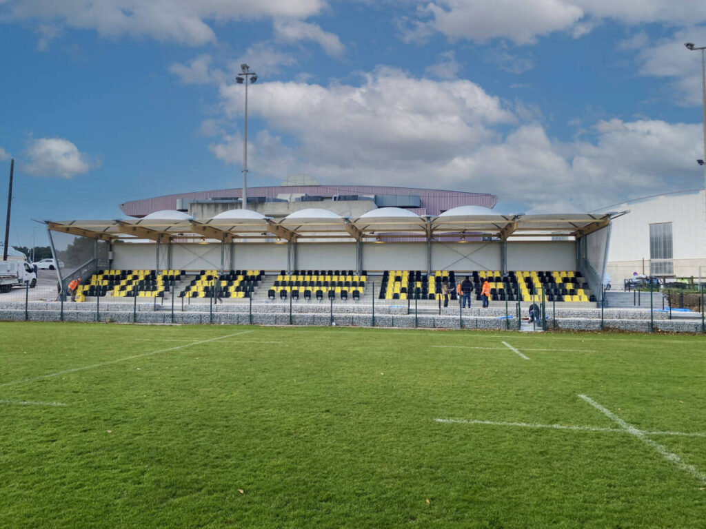 Construction of a semi-open grandstand with 300 seats in Fos-sur-Mer, combining comfort, aesthetics, and accessibility for all.