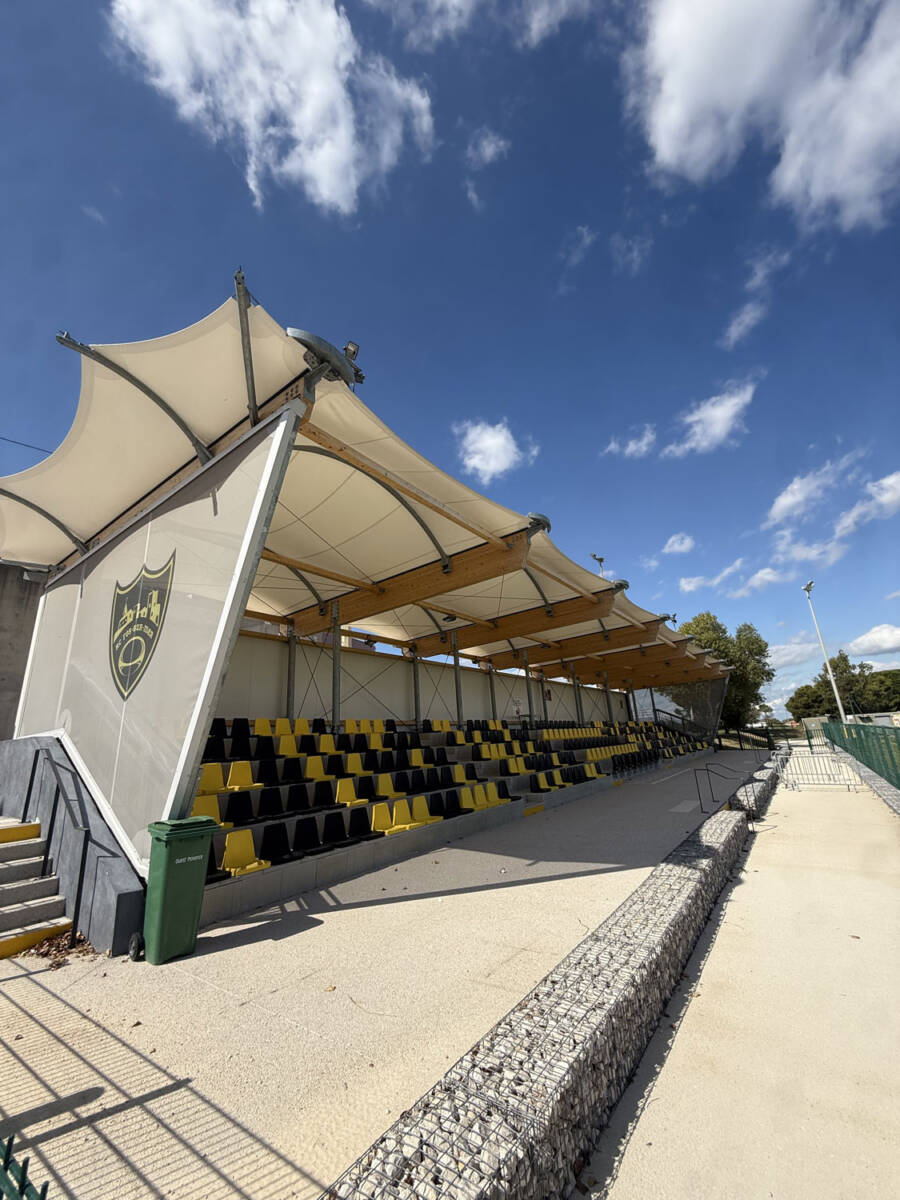 Construction of a semi-open grandstand with 300 seats in Fos-sur-Mer, combining comfort, aesthetics, and accessibility for all.