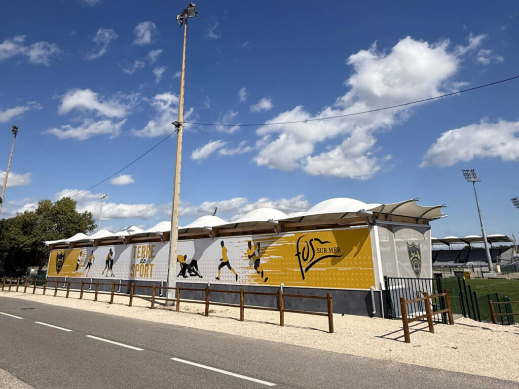 Construction of a semi-open grandstand with 300 seats in Fos-sur-Mer, combining comfort, aesthetics, and accessibility for all.