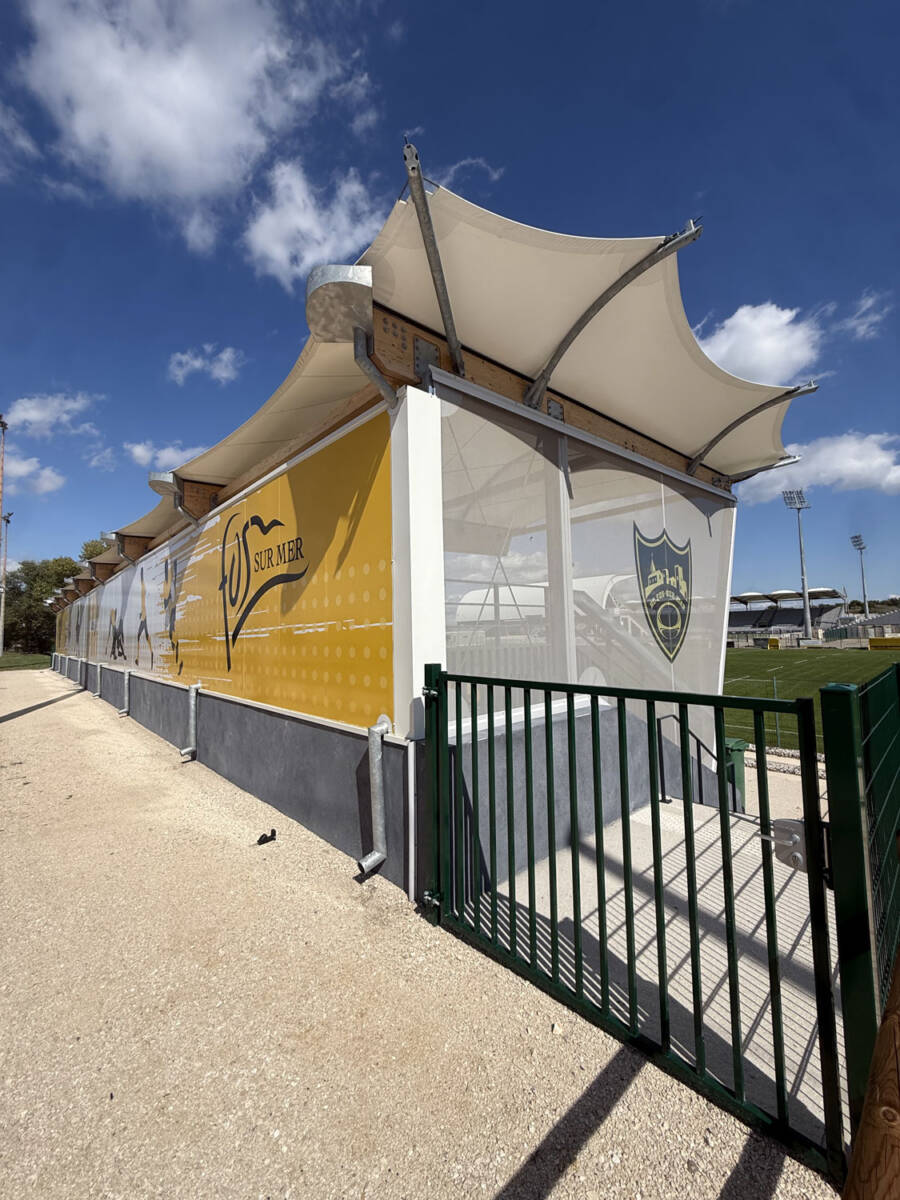 Construction of a semi-open grandstand with 300 seats in Fos-sur-Mer, combining comfort, aesthetics, and accessibility for all.