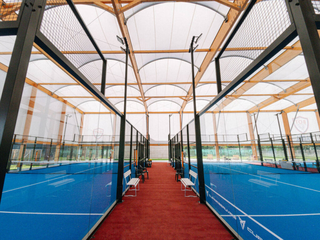 Construction of a high-performance covered padel court in Beauvais, featuring a fabric roof, timber and galvanized steel structure.