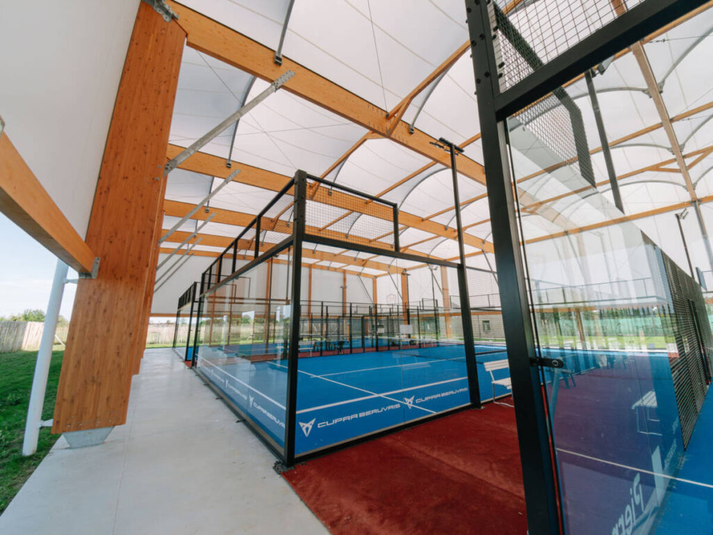 Construction of a high-performance covered padel court in Beauvais, featuring a fabric roof, timber and galvanized steel structure.