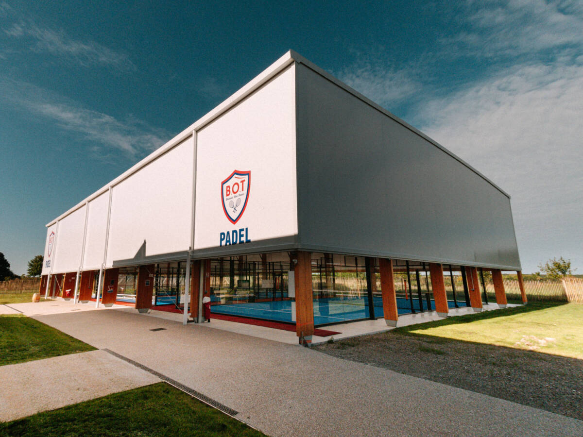 Construction of a high-performance covered padel court in Beauvais, featuring a fabric roof, timber and galvanized steel structure.