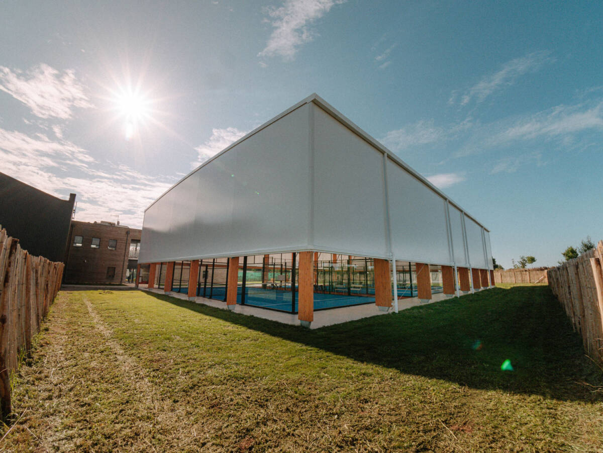 Construction of a high-performance covered padel court in Beauvais, featuring a fabric roof, timber and galvanized steel structure.