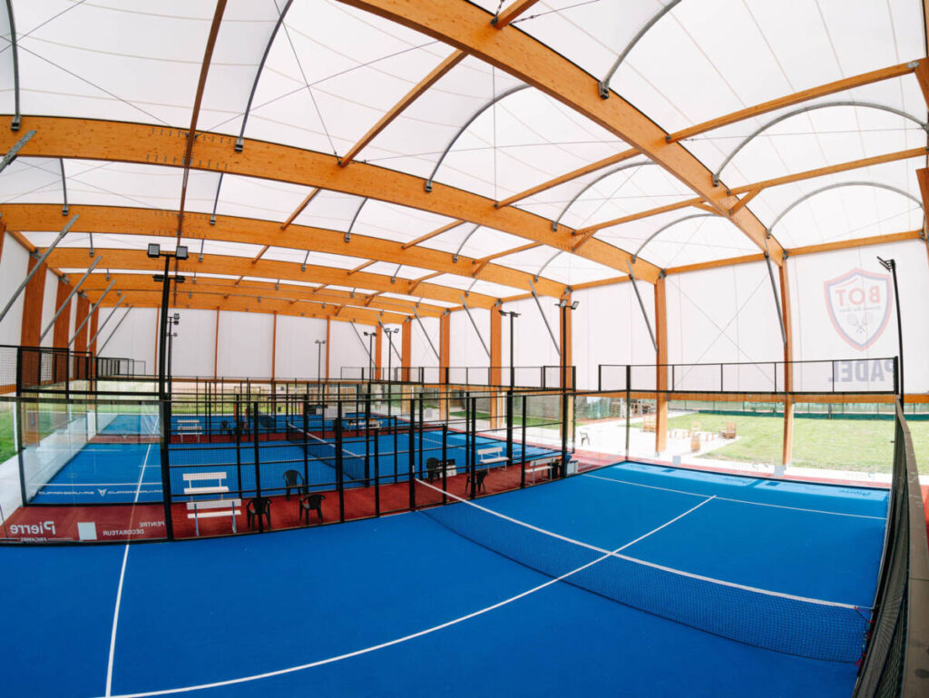 Construction of a high-performance covered padel court in Beauvais, featuring a fabric roof, timber and galvanized steel structure.