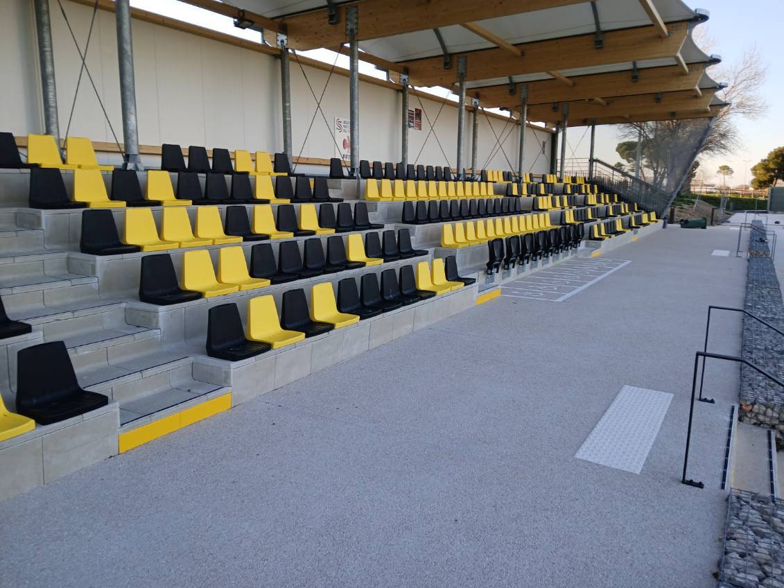 Construction of a semi-open grandstand with 300 seats in Fos-sur-Mer, combining comfort, aesthetics, and accessibility for all.