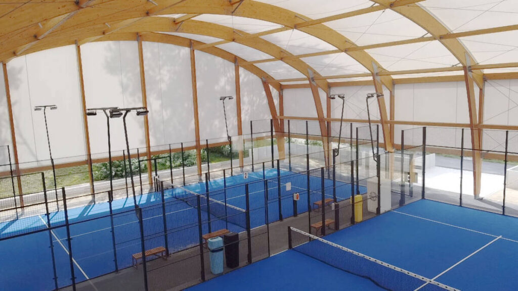 Textile membrane roof and microperforated façades for padel courts: a durable, bright facility designed for year-round play.