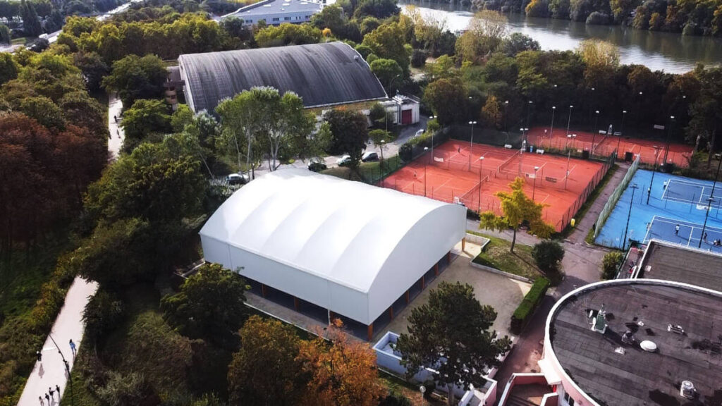 Textile membrane roof and microperforated façades for padel courts: a durable, bright facility designed for year-round play.