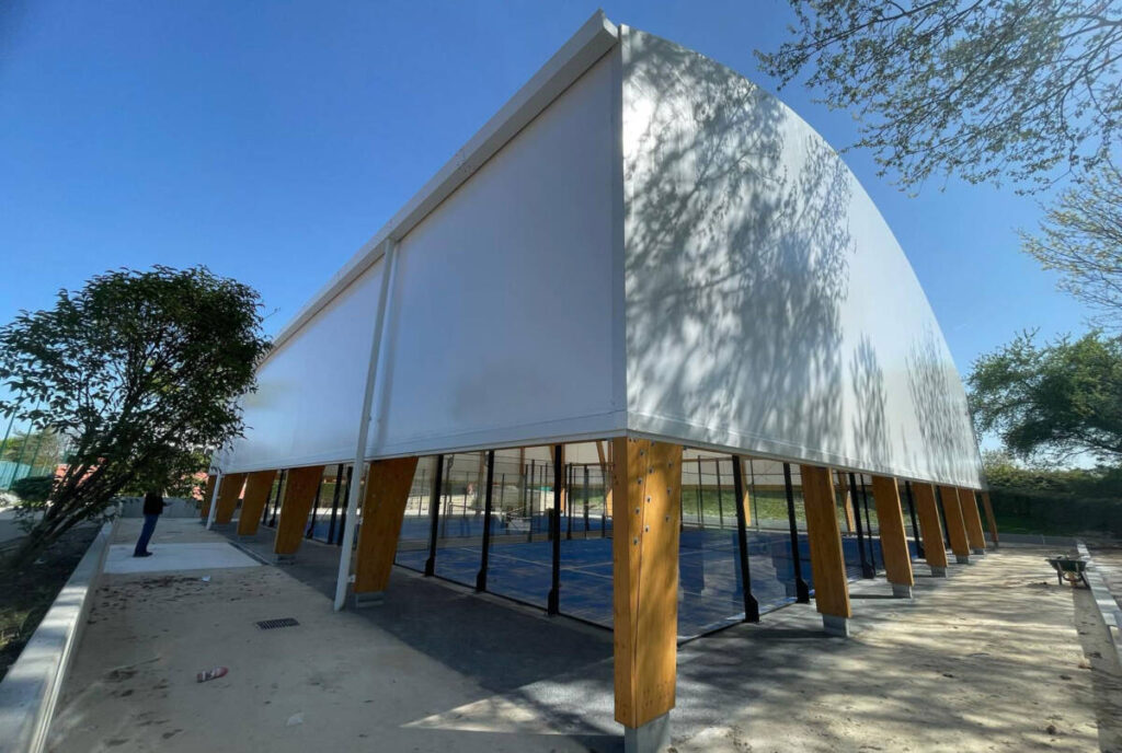 Textile membrane roof and microperforated façades for padel courts: a durable, bright facility designed for year-round play.