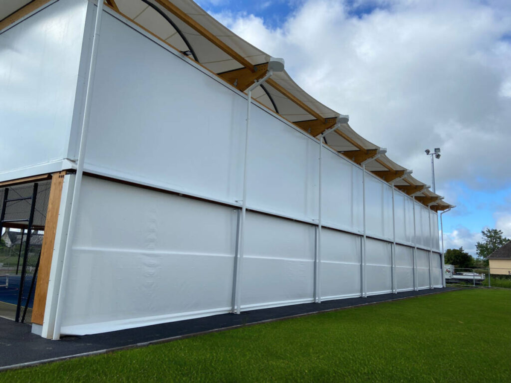 Discover the new 908 m² multisport court in Quettreville-sur-Sienne, combining a textile membrane, mixed framework, and modern equipment.