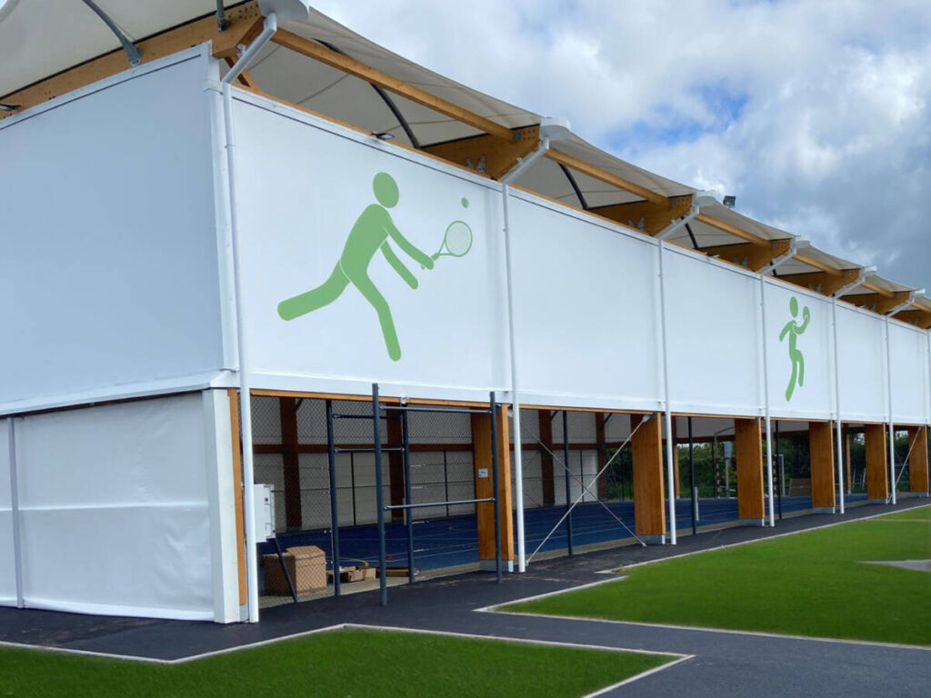 Discover the new 908 m² multisport court in Quettreville-sur-Sienne, combining a textile membrane, mixed framework, and modern equipment.