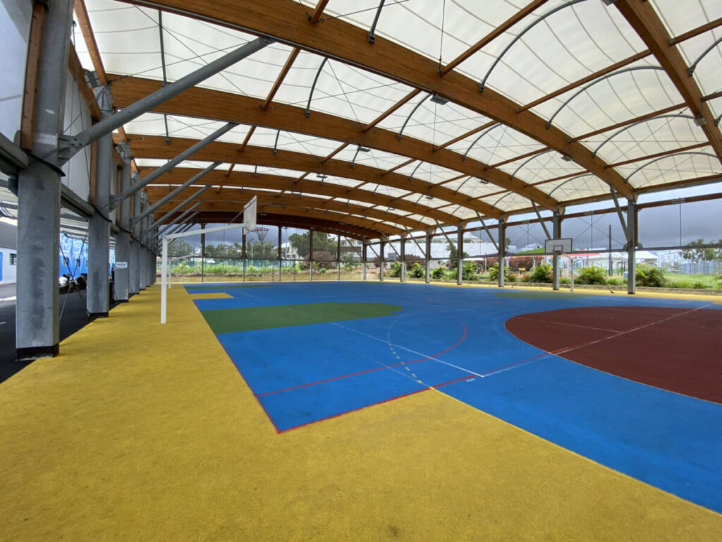 Construction of a multi-sport field in Saint-André (974): mixed wood-steel structure, 1,521 m², for year-round sports activities.