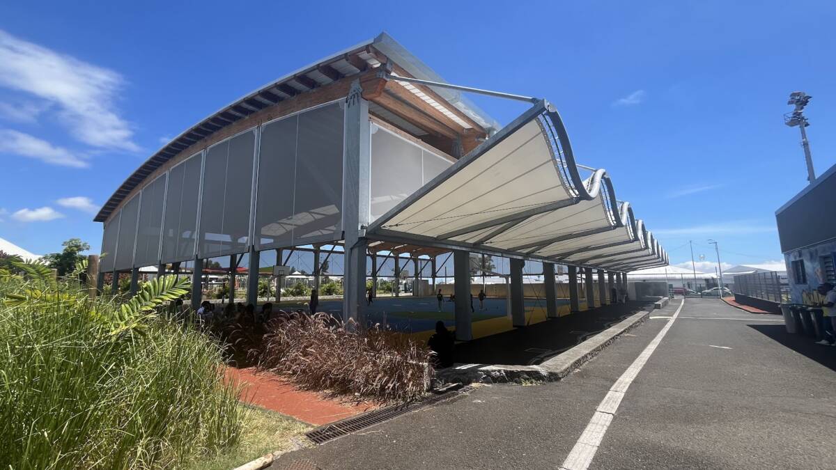 Construction of a multi-sport field in Saint-André (974): mixed wood-steel structure, 1,521 m², for year-round sports activities.